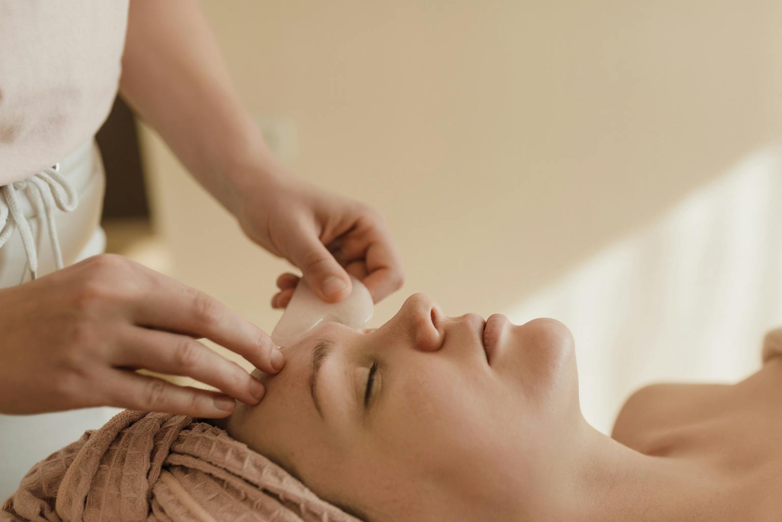 Massage du visage au Gua Sha dans un espace bien-être