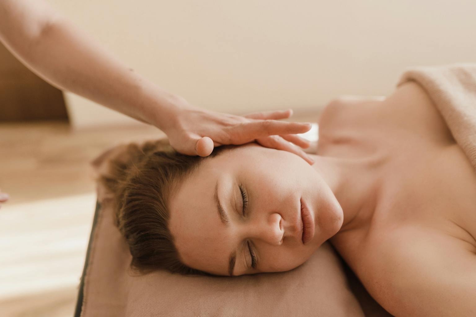 Femme recevant un massage crânien relaxant