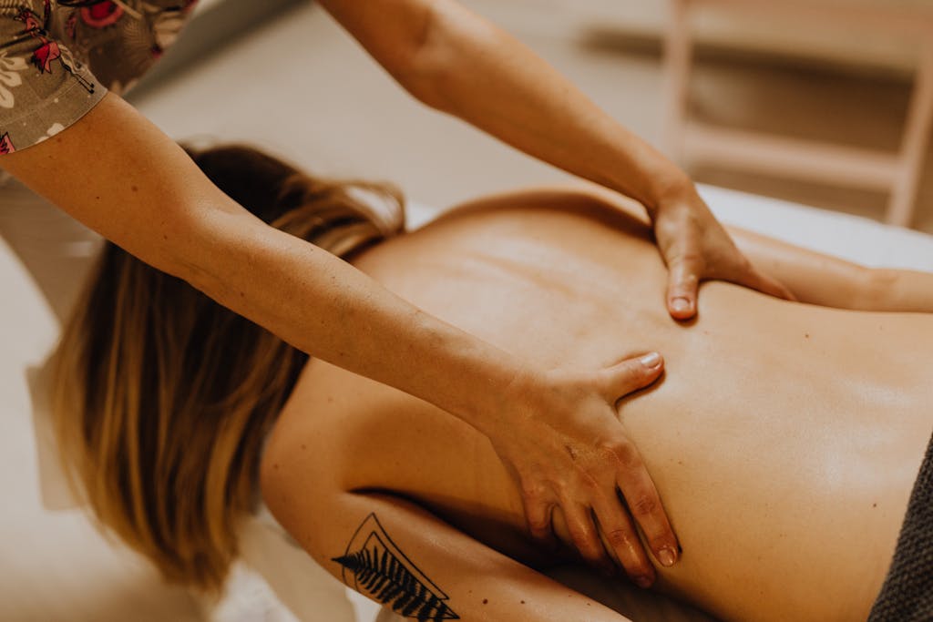 Gros plan sur une séance de massage bien-être et relaxation