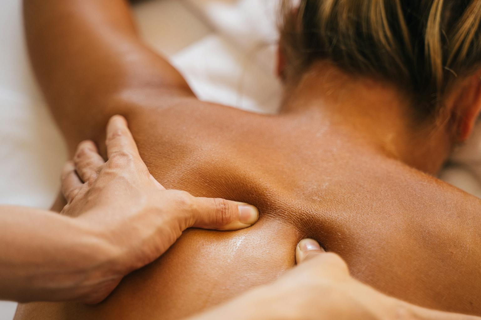 Gros plan sur un massage du dos favorisant la relaxation
